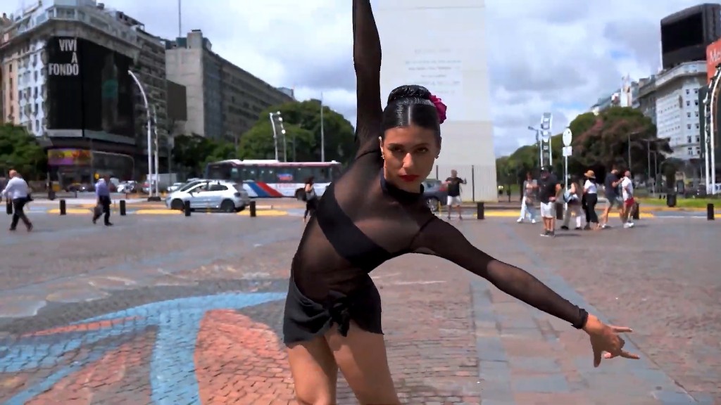 Bailarina em pose de dança na praça do Obelisco, em Buenos Aires